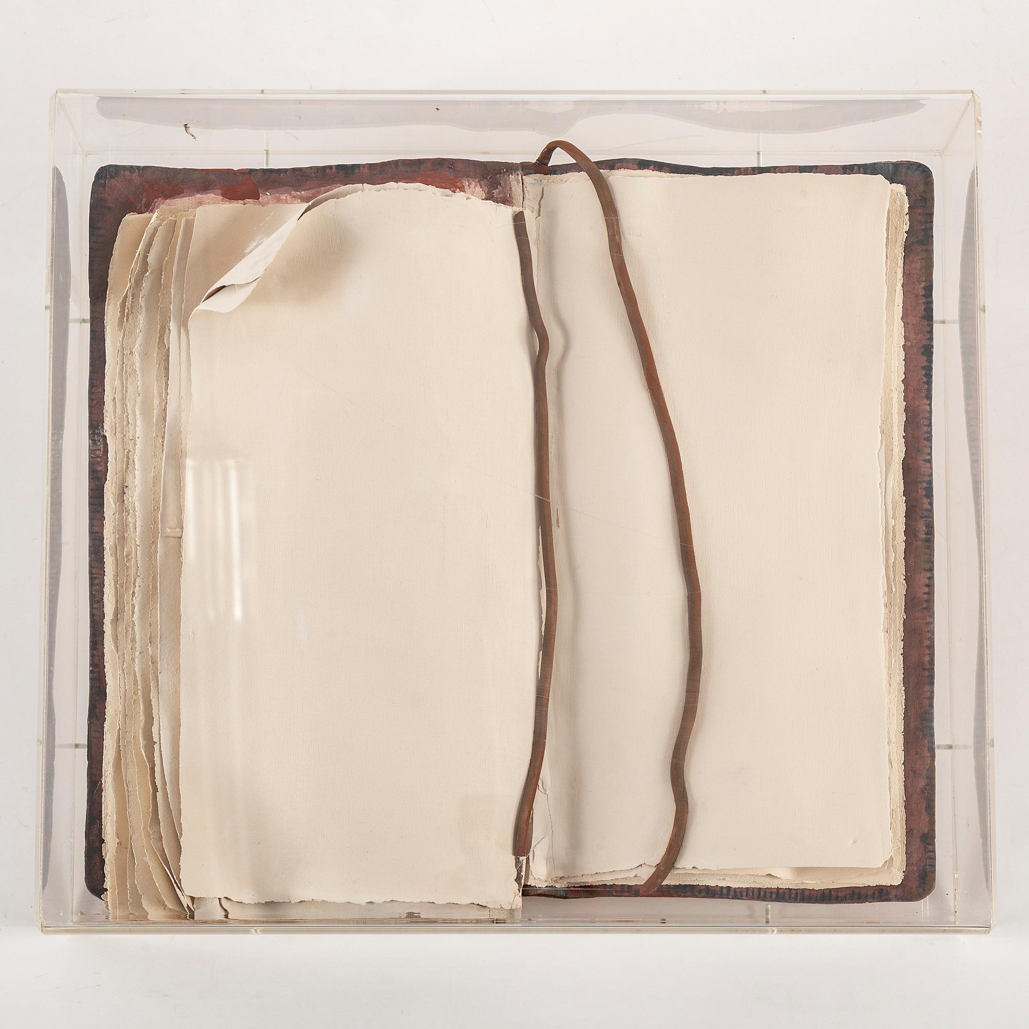 ANNIKA MASOLLE, Skulptur, lergods i plexilåda, signerad i plexilådan och daterad -90.