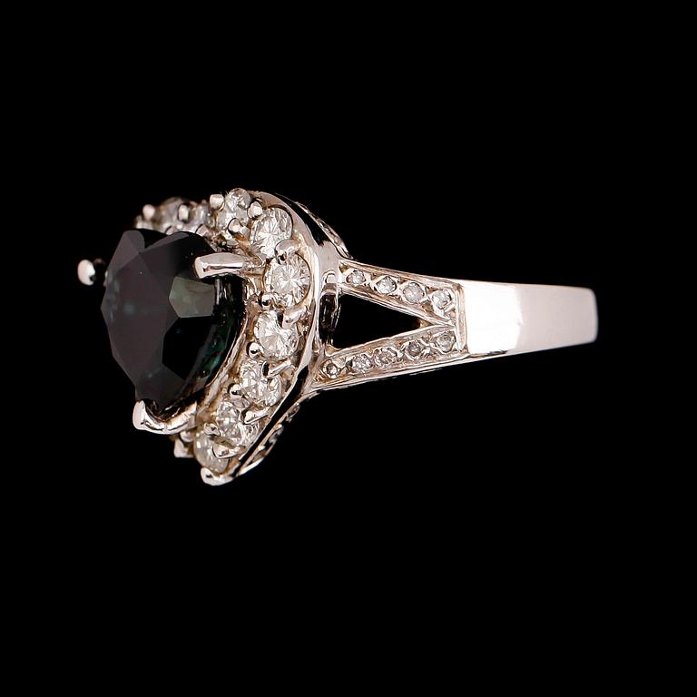 RING, 14 k guld, blå safir ca 3.90 ct, briljantslipade diamanter tot ca 1.45 ct.