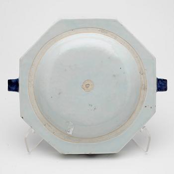 VÄRMEFAT, porslin, Qing dynastin, Qianlong (1736-1795).
