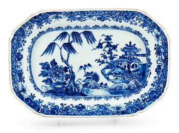 225. A blue and white large serving dish, Qing dynasty. Qianlong (1736-95).