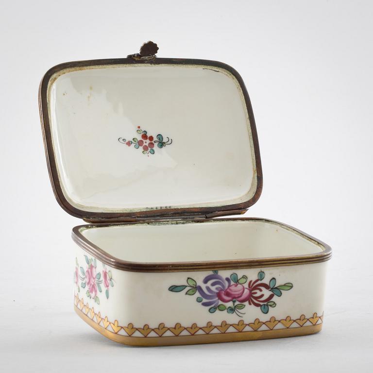 LOCKASK, porslin, omkring 1900.