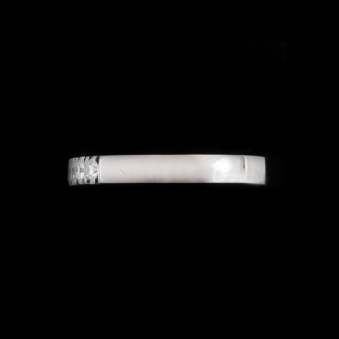 RING, 18k vitguld med 7 briljantslipade diamanter tot ca0,28ct. Vikt 2,6g.