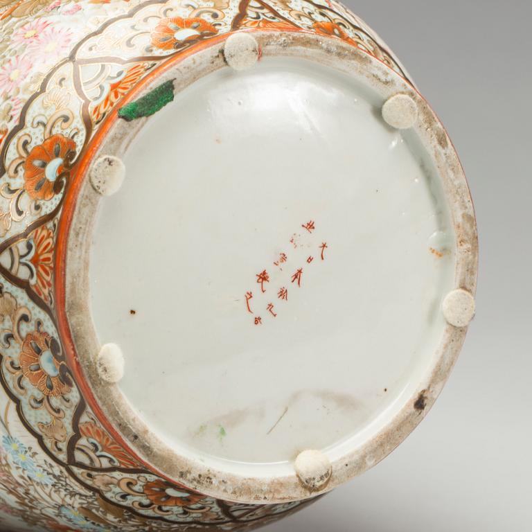 VAS, Japan sent 1800-tal, Satsuma-dekor.