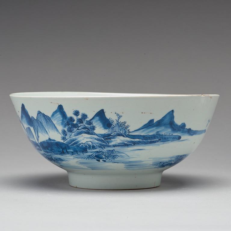 A large blue and white bowl, Qing dynasty, 18th Century.