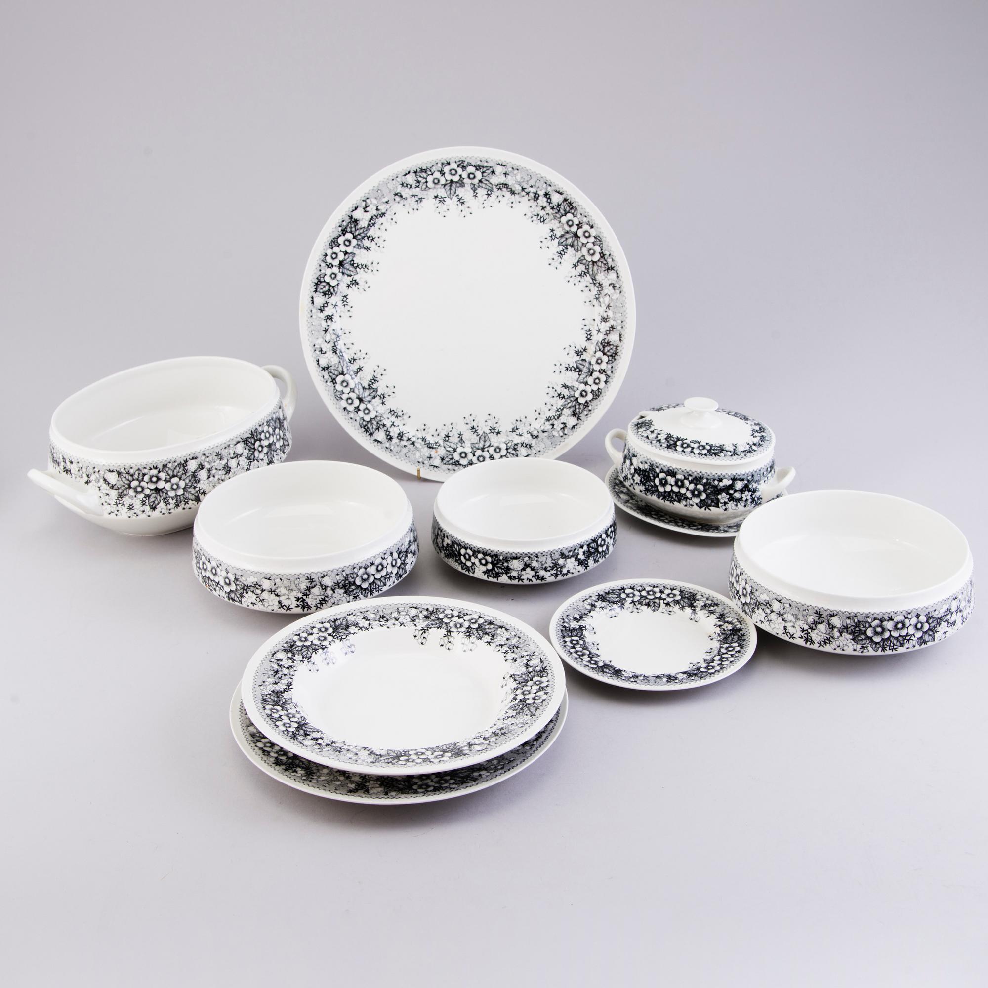 RICHARD LINDH, A 42-pcs set of Arabia dinnerware with 'Talvikki' decoration by Raija Uosikkinen, Finland 1964-1975.