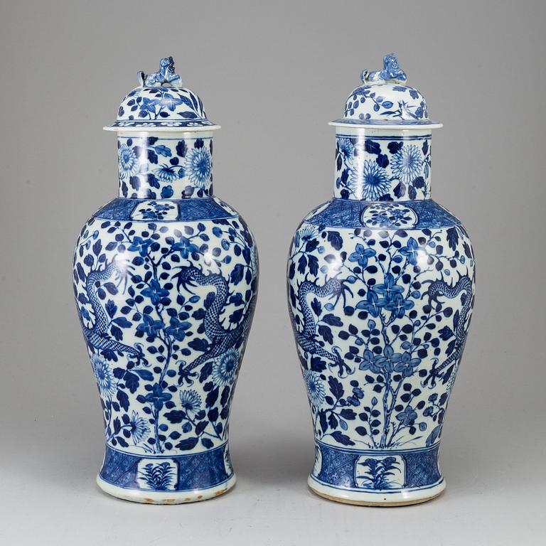 A pair of blue and white vases, Qing dynasty, late 19th century.