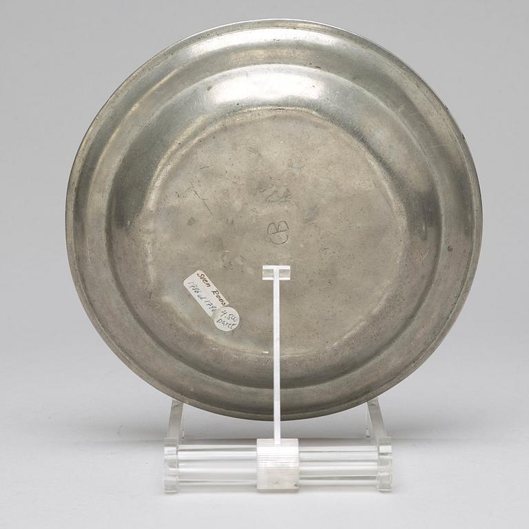 Eight pewter pieces, 18th/19th ct.