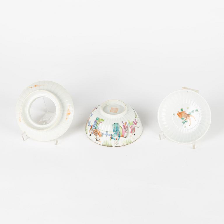 A set of two Chinese famille rose vases and two cups with covers and stands, late Qing dynasty/early 20th Century.
