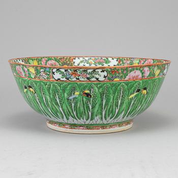 A famille rose canton bowl, Qing dynasty, late 19th century.