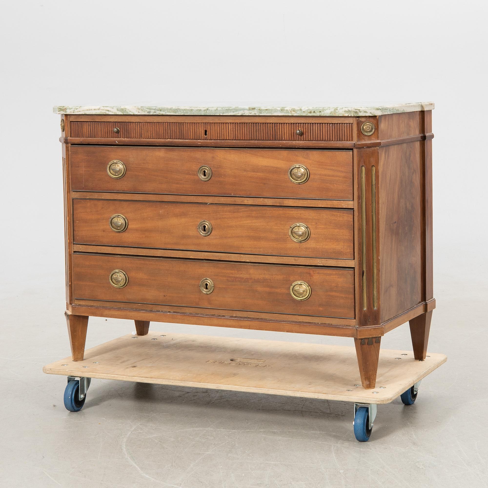 Chest of drawers, Gustavian style, early 19th century.
