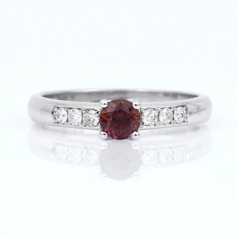 RING, 14K vitguld med turmalin 0,32 ct och briljantslipade diamanter tot ca  0,14 ct. Vikt 2,72 gram.