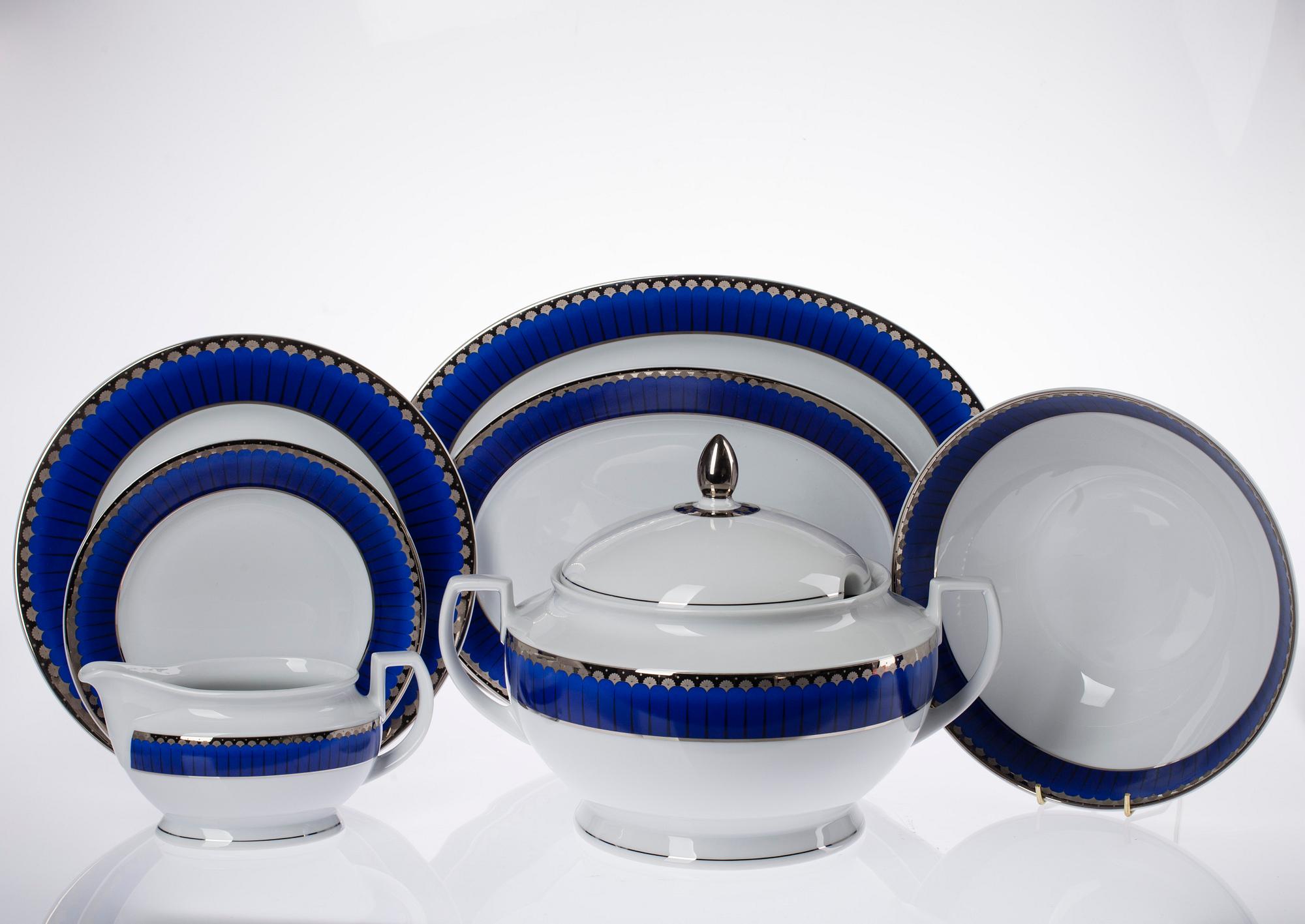 SERVIS, 41 delar porslin. "Christineholm" eller "Marianne Royal Blue", design Sigvard Bernadotte.