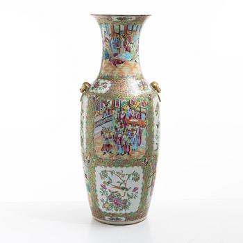 A 'Rose medallion' porcelain floorvase, Canton, China, 19th century.