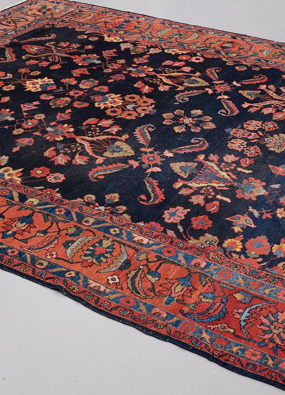 A CARPET, semi-antique Lilihan probably, ca ca 502 x 281,5-286 cm.