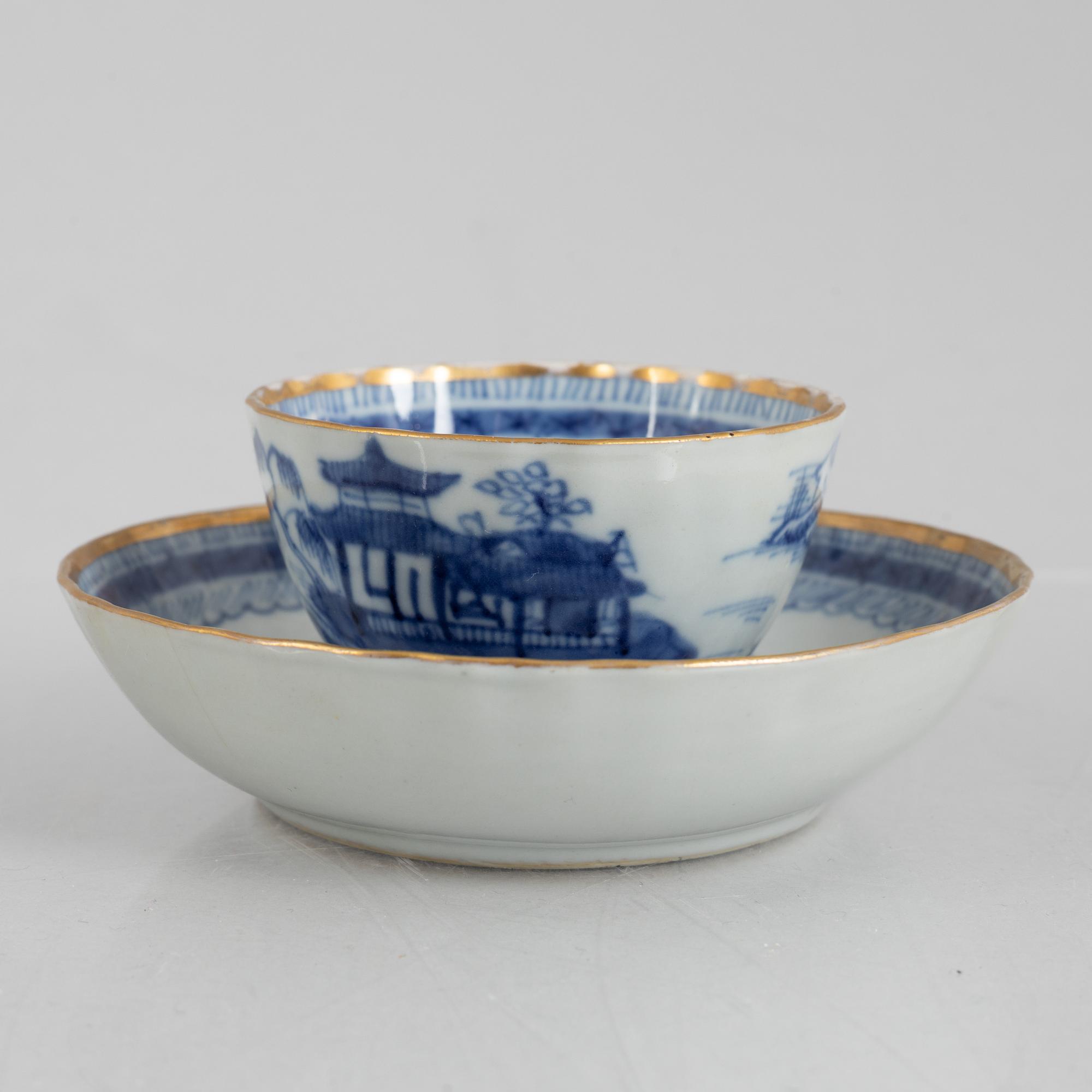 A blue and white export porcelain cup with saucer and four small dishes, China, Qing dynasty, 18th/19th century.