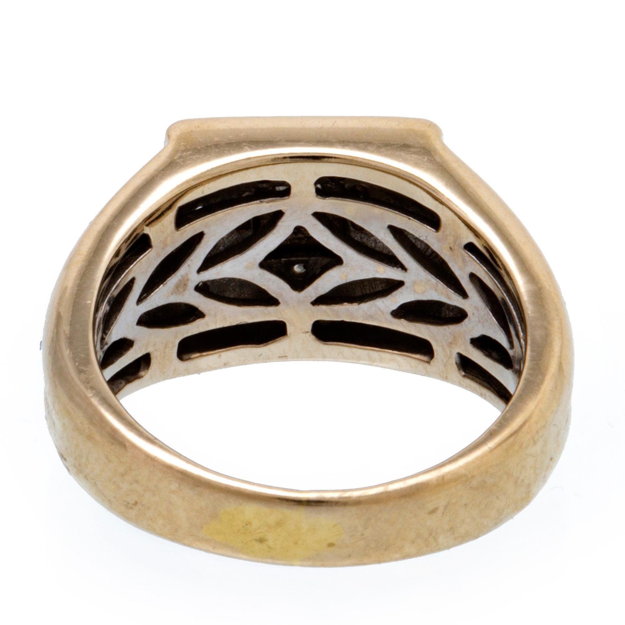 Ring 18K vitguld med 1 princesslipad diamant och briljanter ca 0,40 ct totalt, bredaste del ca 10 mm.