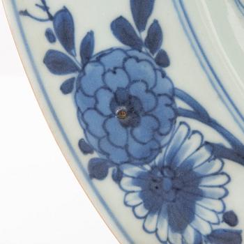 Pair of Chinese dishes, first half of the 18th century, porcelain.