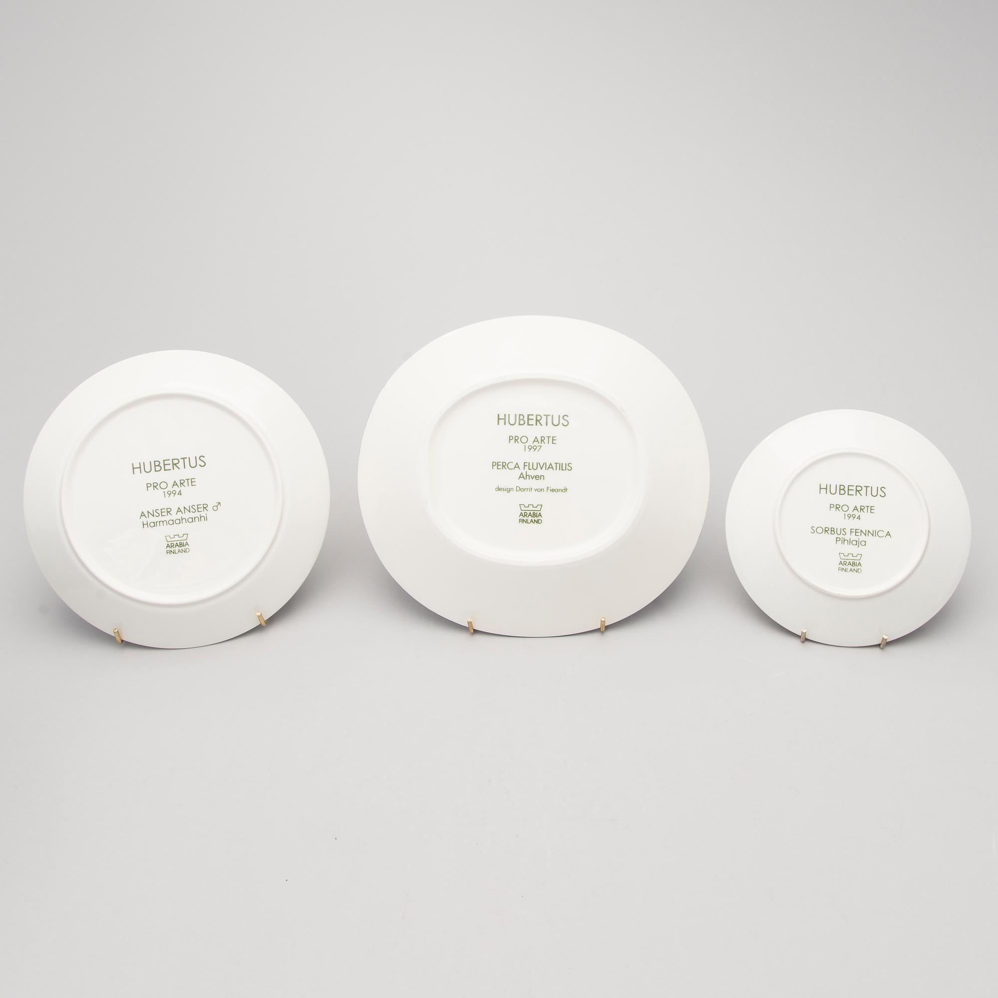 DORRIT VON FIEANDT, TALLRIKAR, 4 + 2 st, keramik, Hubertus-serien, Pro Arte, Arabia Finland 1990-tal.