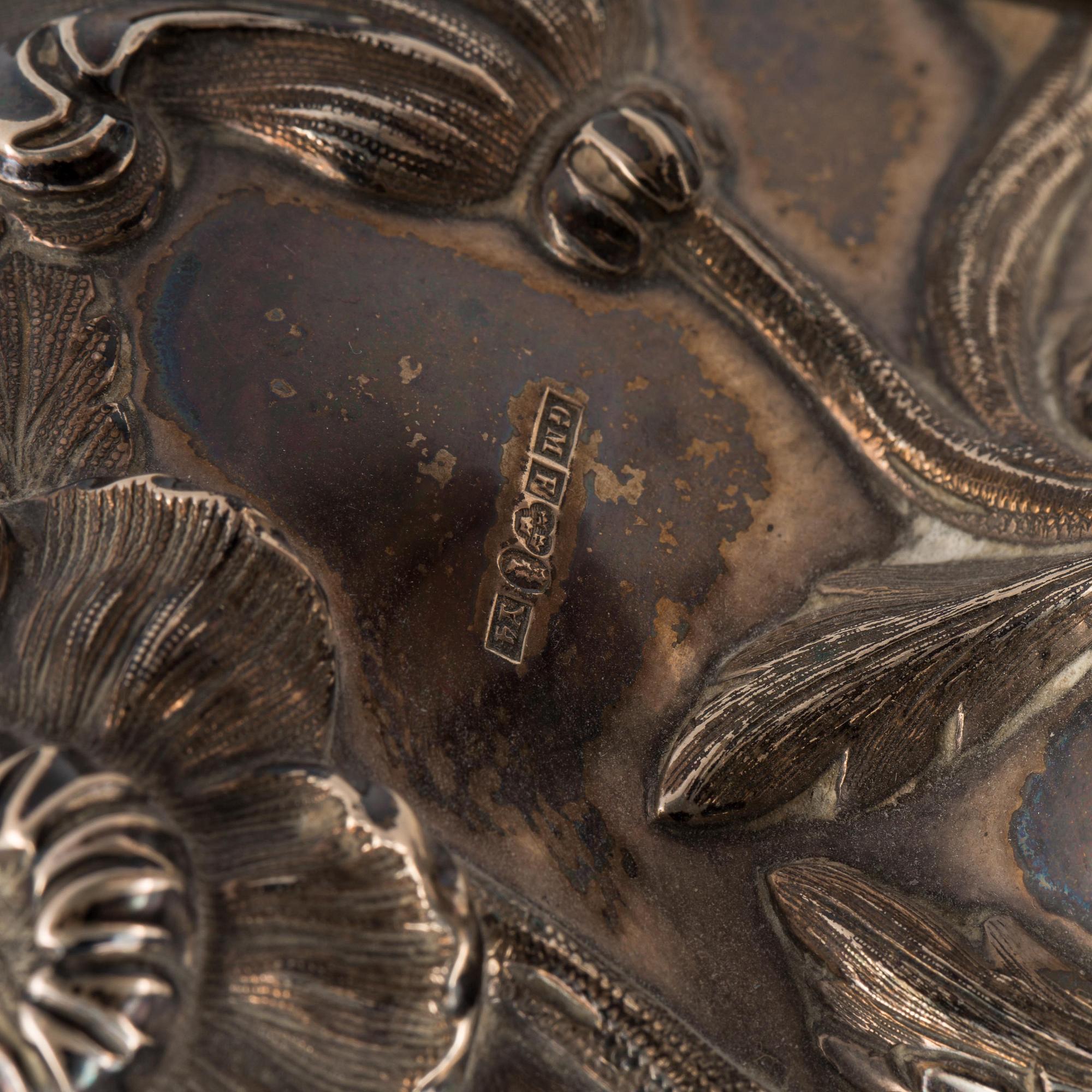 STRÖSOCKERSKÅL på FOT, silver, Gustaf Möllenborg-Féron, Stockholm, 1853. Vikt ca 950 g.