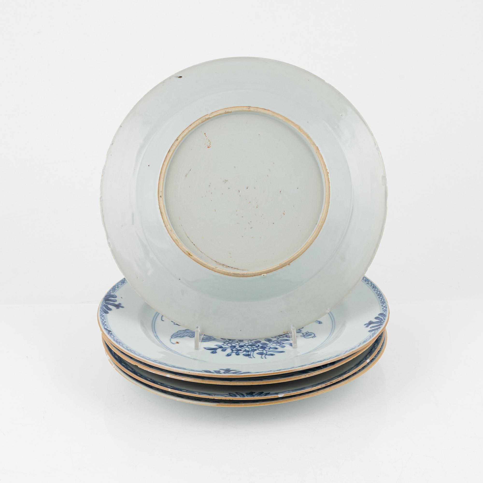 A set of five blue and white dinner plates, Qing dynasty, Qianlong (1736-95).