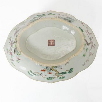 A Chinese famille rose porcelain dish, Qing dynasty, 19th century.