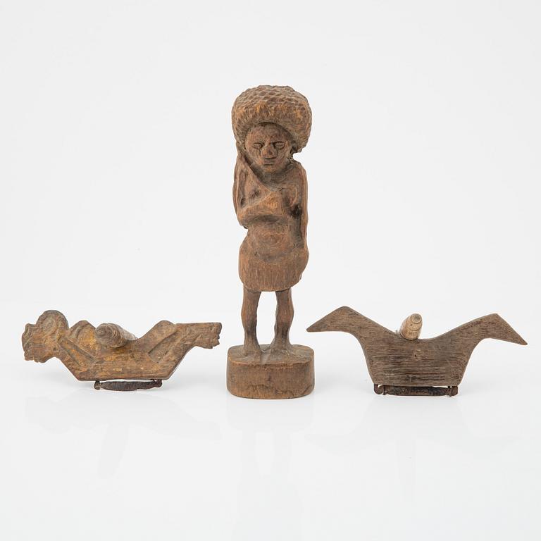 Schatull, skulptur, brädspel, ask, samt ris-skärare, två stycken. Indonesien, 1900-tal.