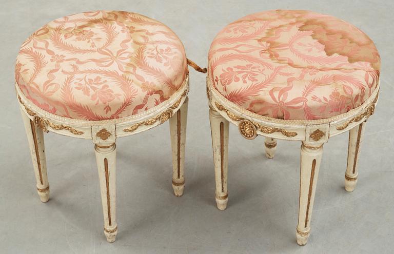 TABURETTER, ett par, gustaviansk stil, 1900-talets första hälft.
