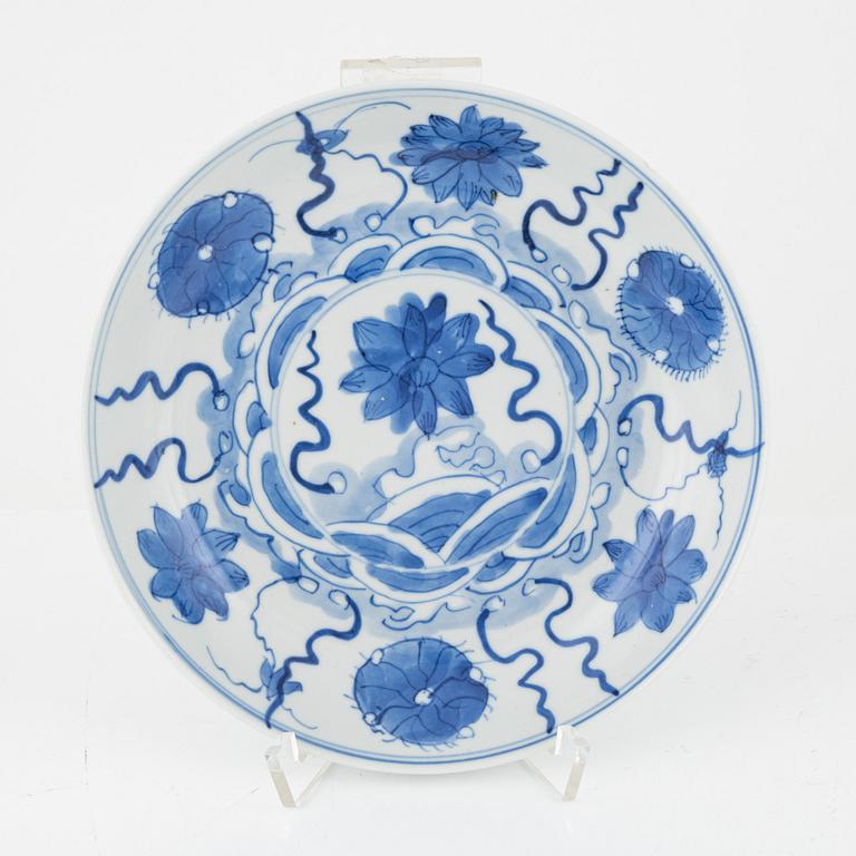 13 blue and white porcelain dishes, China, late Qingdynasty.