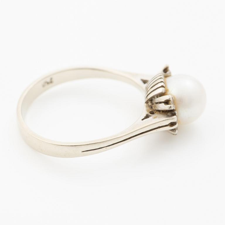 18K white gold ring with a cultured pearl and small diamonds.