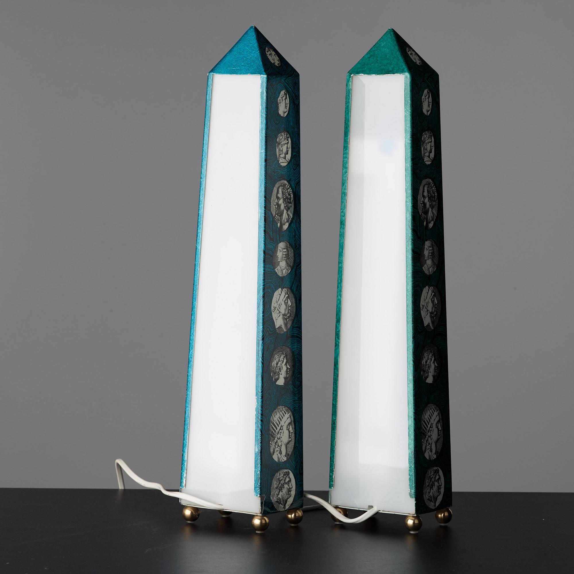 Piero Fornasetti, obelisker / bordslampor, 2 st snarlika, Milano, Italien.