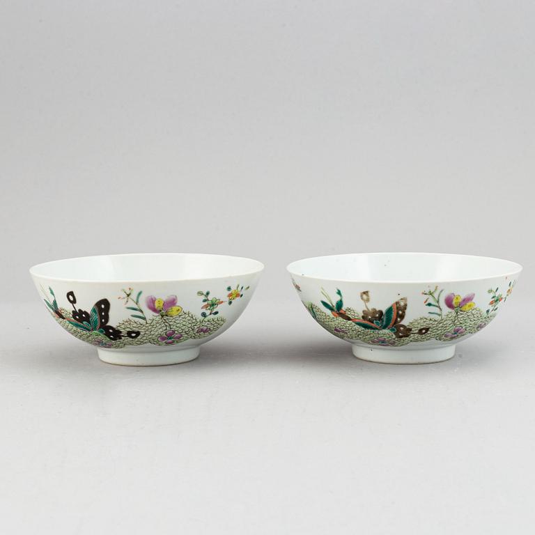A pair of famille rose bowl, Qing dynasty, circa 1900.