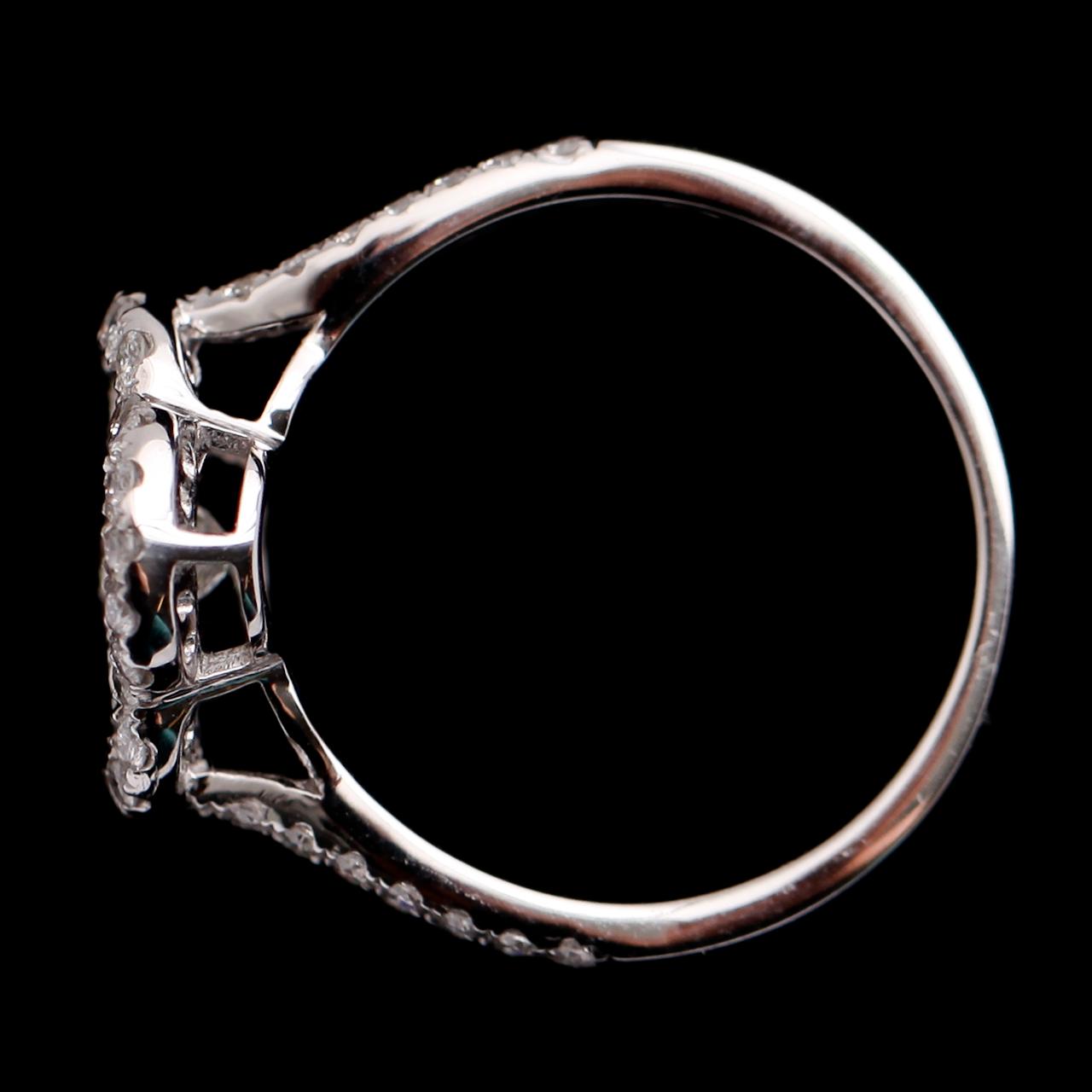RING, 18 k vitguld, med briljant och marquiseslipade diamanter totalt 1.63 ct.