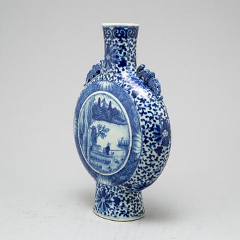 A blue and white moon flask, Qingdynasty, 19th Century.