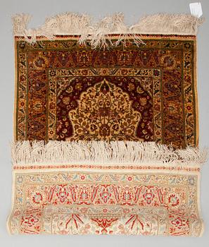 BÖNEMATTA, Hereke, silke. Ca 116x85 cm.