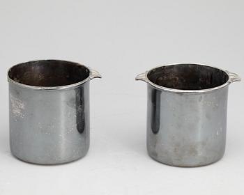 VINKYLARE, ett par, argent haché, försilvrad koppar, sannolikt runt år 1900.