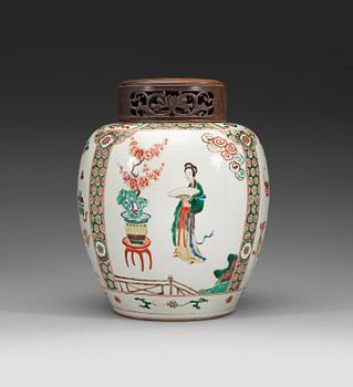 A famille verte jar, Qing dynasty (1644-1912).