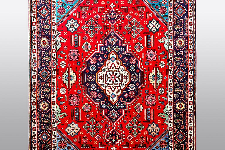A carpet, Tabriz, ca 298 x 198 cm.
