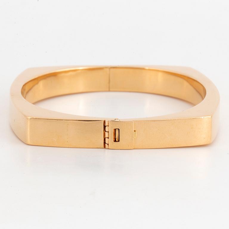 A Gaudy bangle in 18K gold.