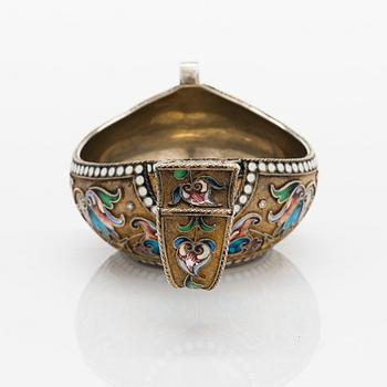Vasilij Andrejev, kåsa, förgyllt silver och cloisonné-emalj, Moskva 1899-1908.