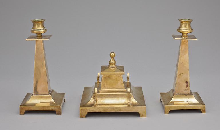 SKRIVSTÄLL MED LJUSSTAKAR, 3 delar, mässing, 1910-tal.