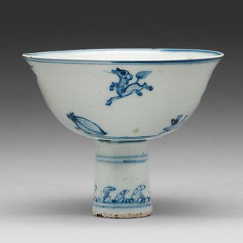 440. A blue and white stemcup, Ming dynasty, Wanli (1572-1620).