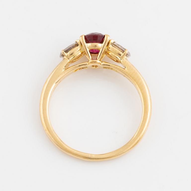 Cartier, Ring med oval rubin och ovala diamanter.