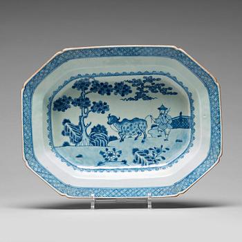 933. A blue and white serving dish, Qing dynasty, Qianlong (1736-95).