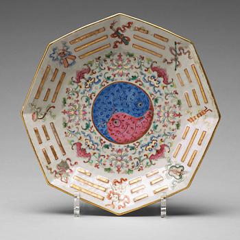 865. A famille rose lotus and bats dish, Qing dynasty, 19th Century.