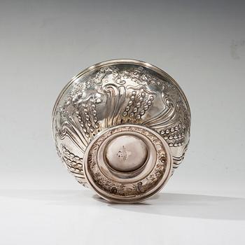 SKÅL, silver, Goldsmiths & Silversmiths Co Ltd, London 1908, finska kontrollstämplar. Vikt 353 g.