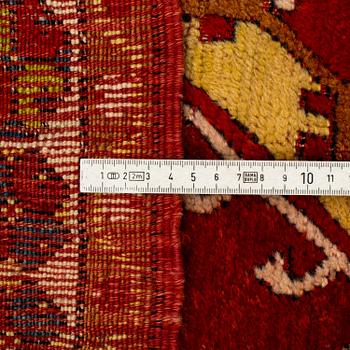 An antique/semi-antique Anatolian rug, around 260 x 127 cm.