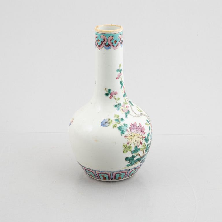 A porcelain vase, China, Qing dynasty, late 19th century.