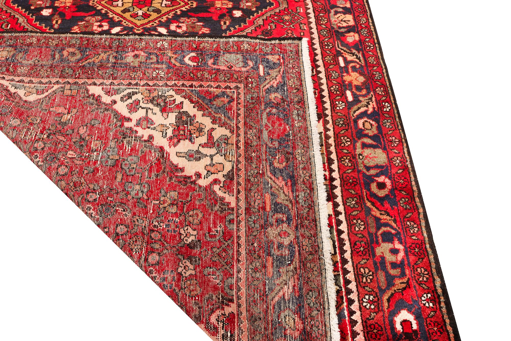 A Hamadan carpet, c. 299 x 159 cm.