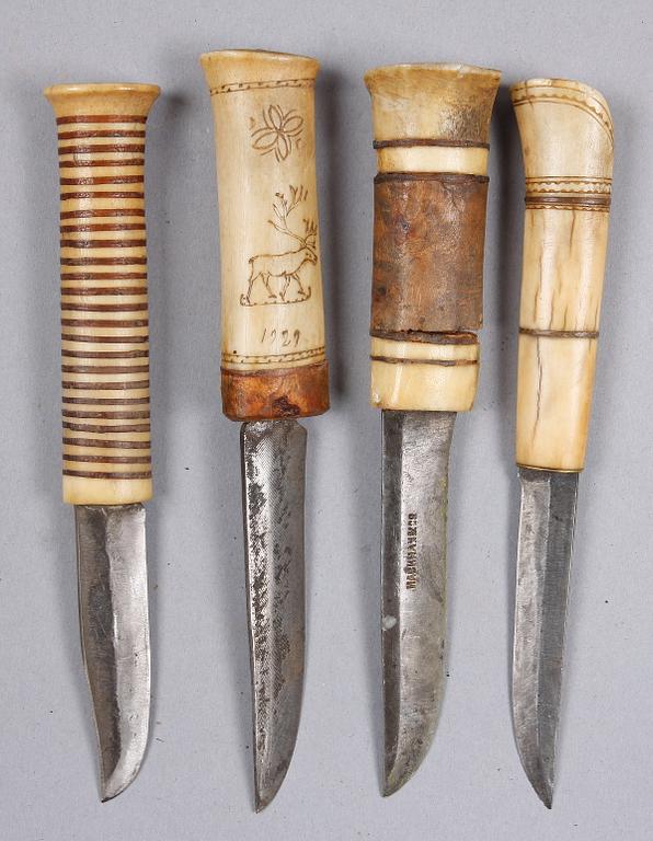 KNIVAR, 4 st, samiska, renhorn och läder, bl a dat 1924 samt 1929.