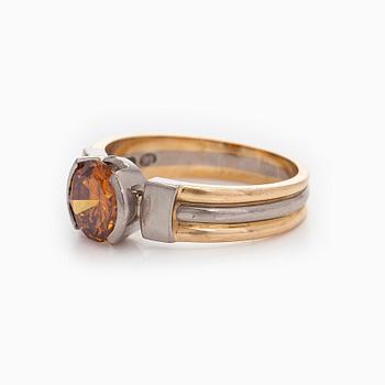 Ring, briljantslipad, orange-brun diamant ca 1,30 ct, 18K guld och vitguld.  H. Tuomaala, 2003.